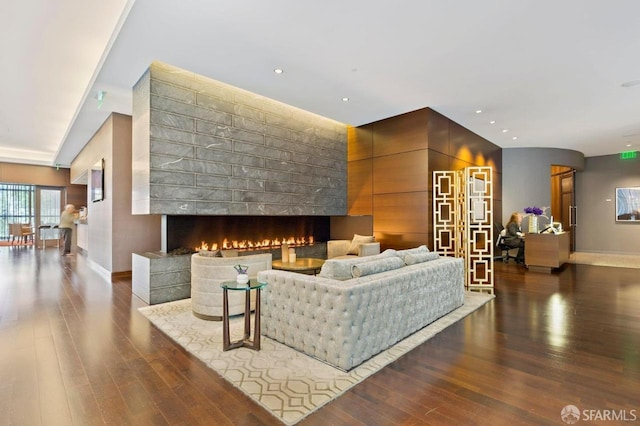 301 Mission St Unit 8E, San Francisco, CA 94105 - living room featuring hardwood / wood-style floors, baseboards, a lit fireplace, and recessed lighting