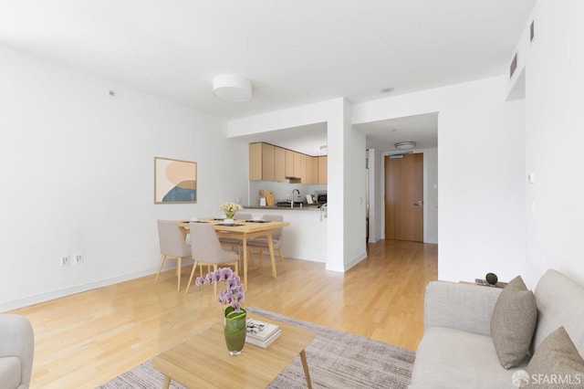 301 Mission St Unit 8E, San Francisco, CA 94105 - living area featuring light wood-style floors and baseboards