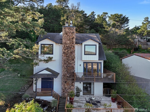 view of front of property featuring a patio