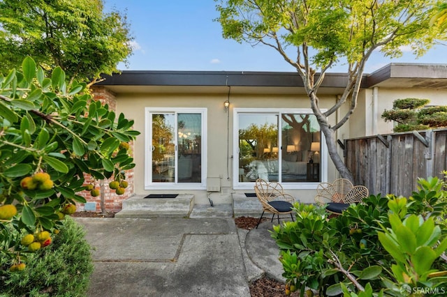 2811 Bayview Dr, Alameda, CA 94501 - back of property with stucco siding