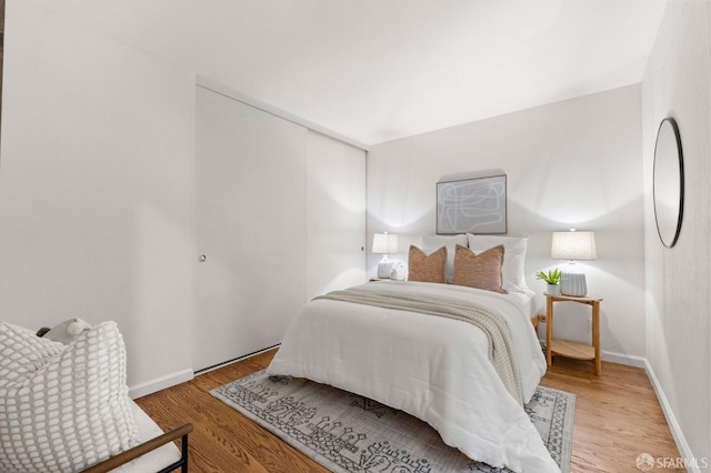 2811 Bayview Dr, Alameda, CA 94501 - bedroom with wood finished floors and baseboards