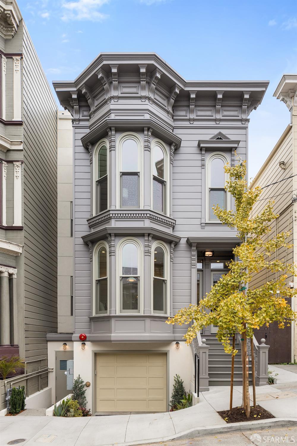 italianate-style house featuring a garage