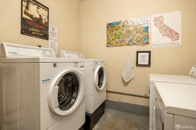 washroom featuring washing machine and clothes dryer