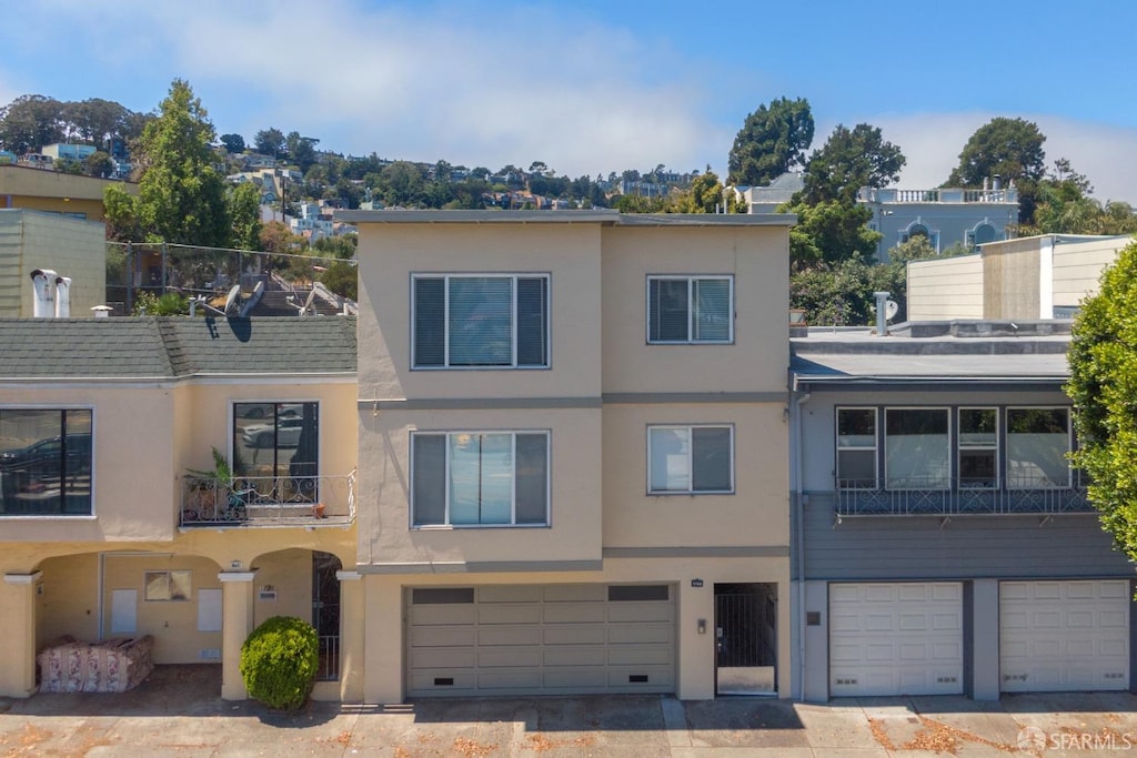 view of front facade with a garage