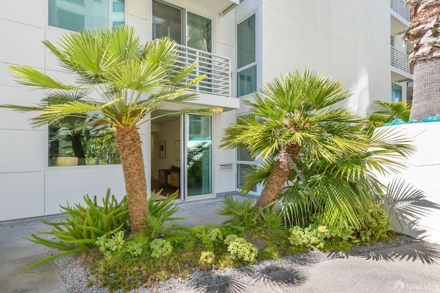 entrance to property featuring a balcony