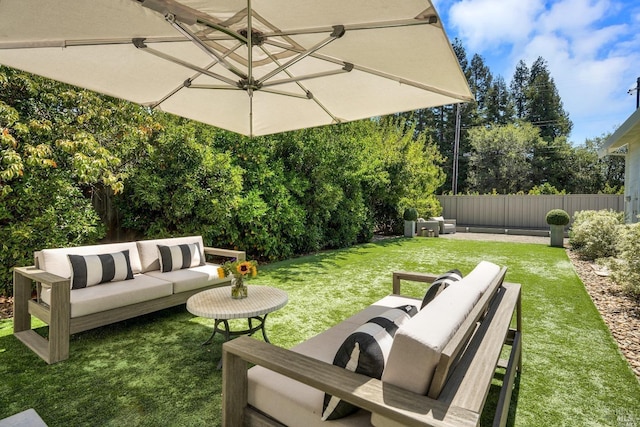 view of yard featuring an outdoor living space