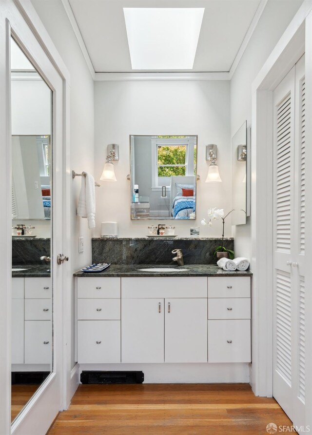2932 Baker St, San Francisco, CA 94123 - bathroom with vanity, crown molding, ensuite bathroom, and wood finished floors