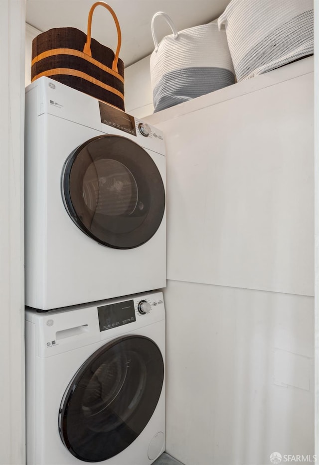 2932 Baker St, San Francisco, CA 94123 - laundry area with stacked washer / drying machine