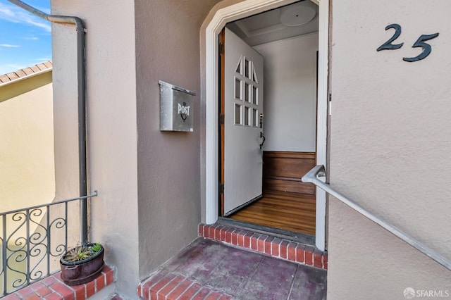 property entrance with stucco siding