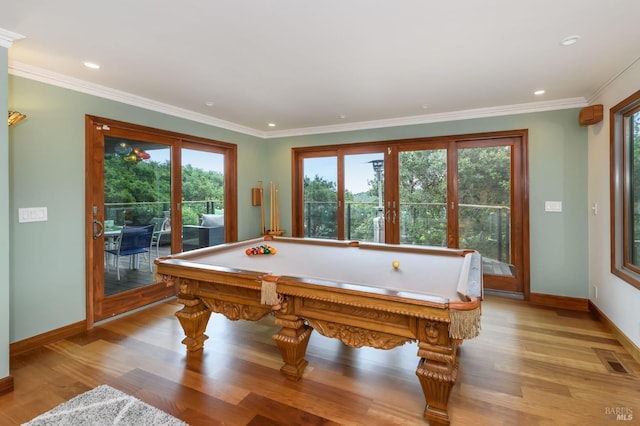 game room featuring light wood-style floors, baseboards, crown molding, and visible vents