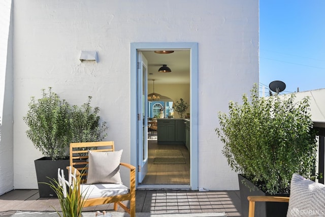 property entrance featuring stucco siding