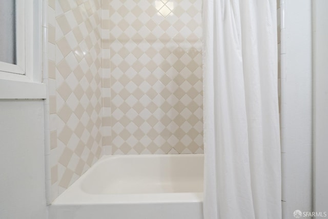 full bathroom featuring shower / bath combo with shower curtain