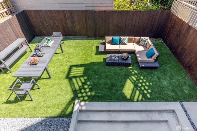 view of yard featuring an outdoor hangout area