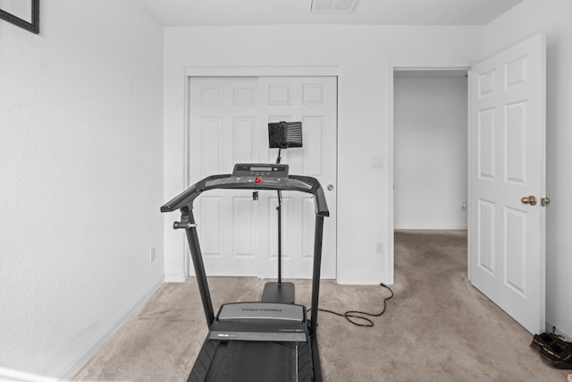 workout room featuring carpet, visible vents, and baseboards