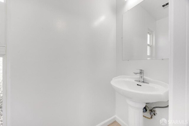 521 Ridgeview Ct, Pleasant Hill, CA 94523 - bathroom with baseboards