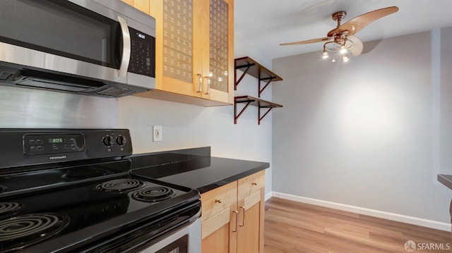 kitchen featuring light brown cabinetry, electric range oven, light hardwood / wood-style flooring, and ceiling fan