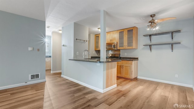 kitchen featuring sink, light hardwood / wood-style flooring, ceiling fan, light brown cabinetry, and kitchen peninsula