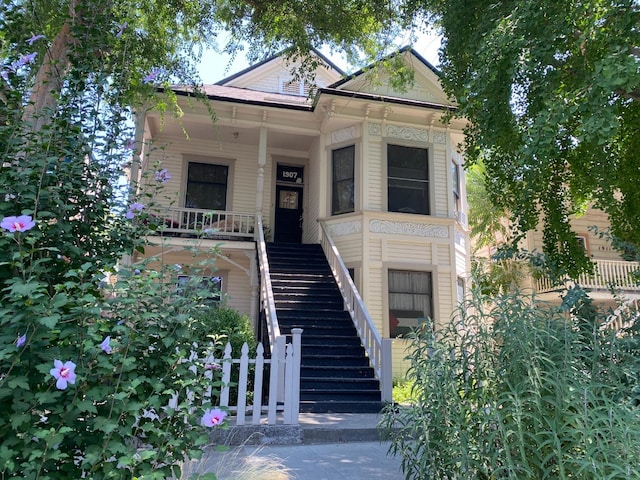 view of front of house featuring covered porch