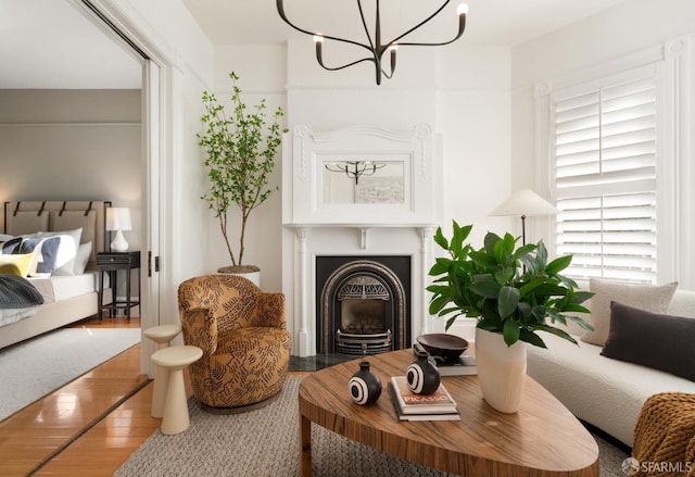 living room featuring an inviting chandelier and hardwood / wood-style floors