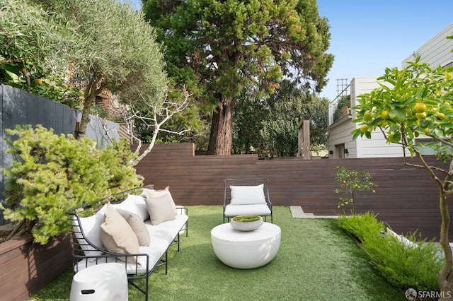 view of yard featuring an outdoor hangout area