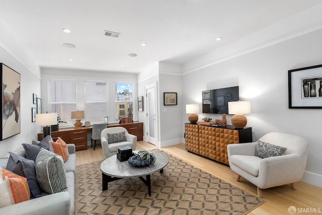 living area featuring recessed lighting, baseboards, visible vents, and light wood finished floors