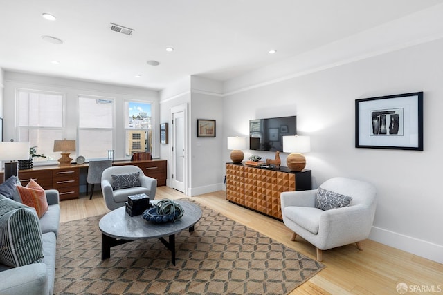 living area featuring recessed lighting, visible vents, baseboards, and light wood finished floors