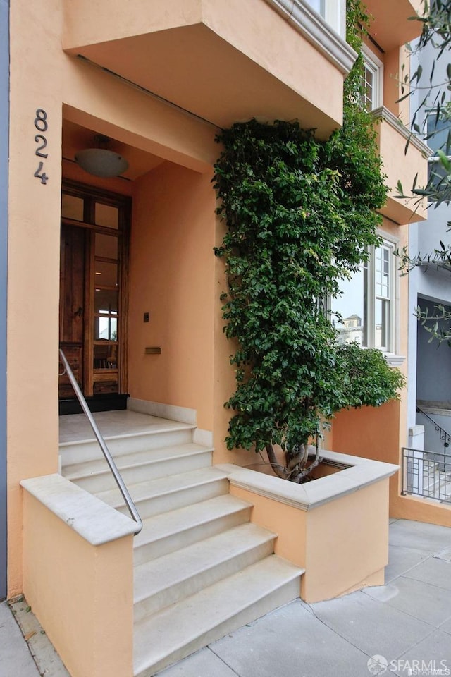 824 Green St, San Francisco, CA 94133 - entrance to property featuring stucco siding