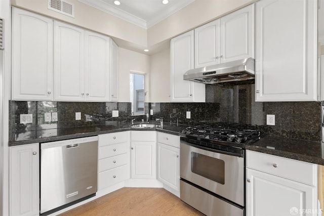 kitchen featuring stainless steel appliances, visible vents, ornamental molding, a sink, and under cabinet range hood