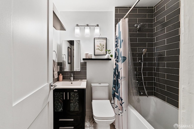 full bathroom with shower / bath combo with shower curtain, decorative backsplash, toilet, and vanity