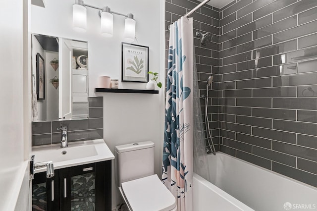 full bathroom featuring toilet, vanity, shower / bathtub combination with curtain, and tasteful backsplash