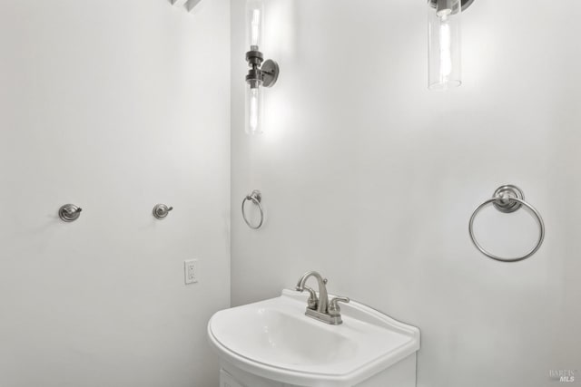 bathroom featuring a sink