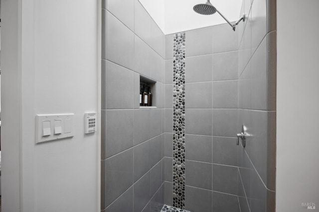 bathroom featuring a tile shower