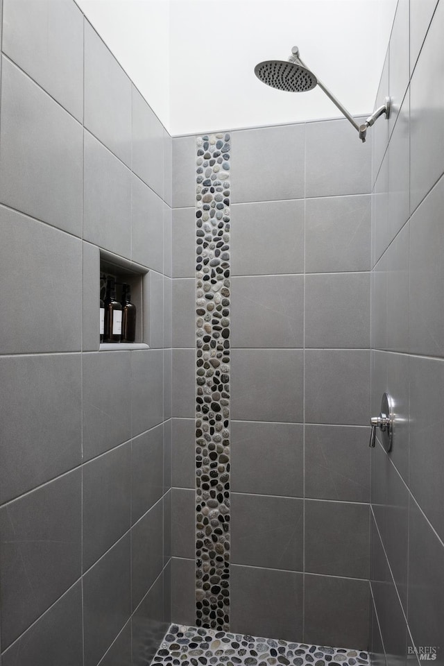 bathroom featuring a tile shower