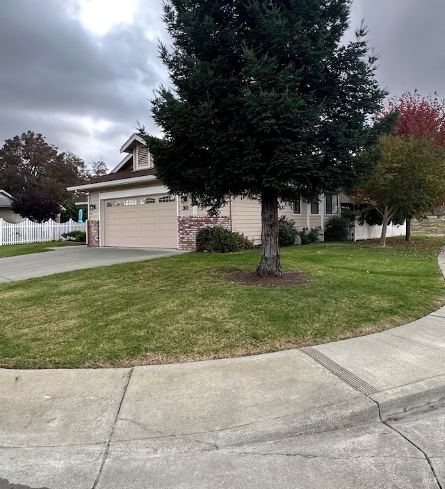 view of front facade with a front yard