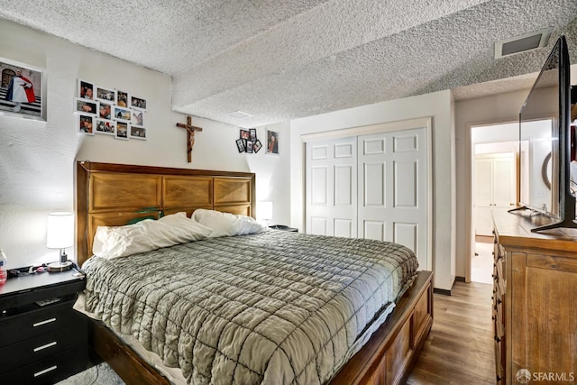 3410 Big Oak Ct, Hayward, CA 94542 - bedroom featuring wood finished floors, a textured ceiling, and a closet