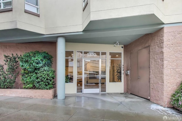 entrance to property with stucco siding