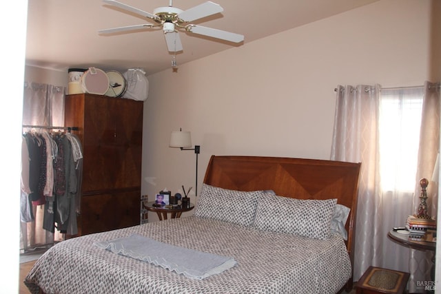 bedroom with ceiling fan