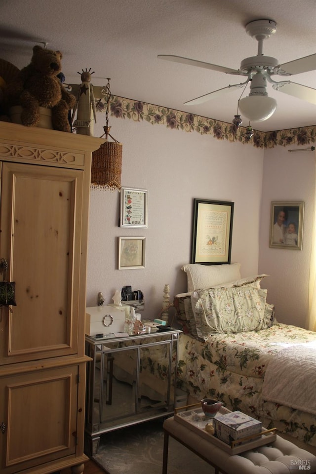 bedroom featuring ceiling fan