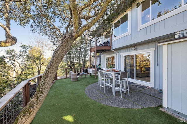 view of yard with a balcony