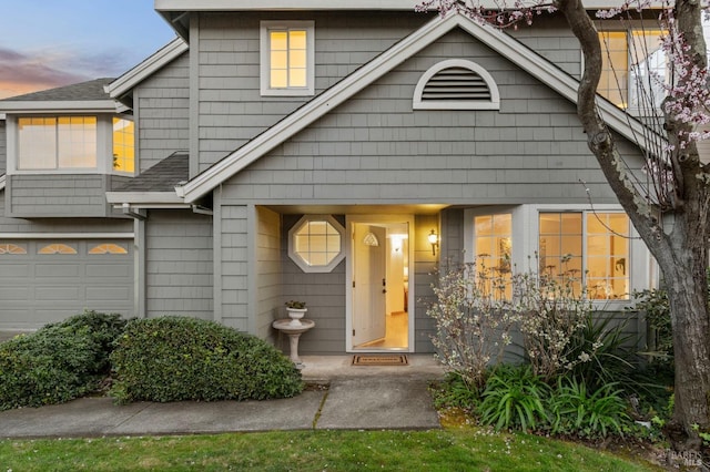 townhome / multi-family property featuring a shingled roof