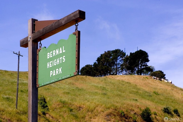 community sign with a lawn