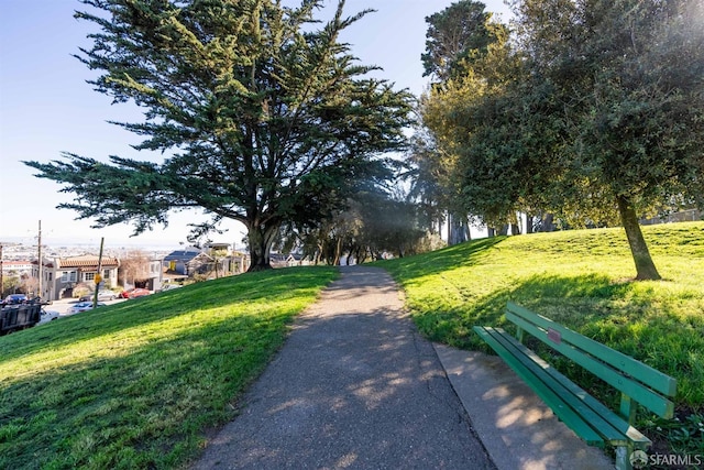 view of property's community featuring a lawn