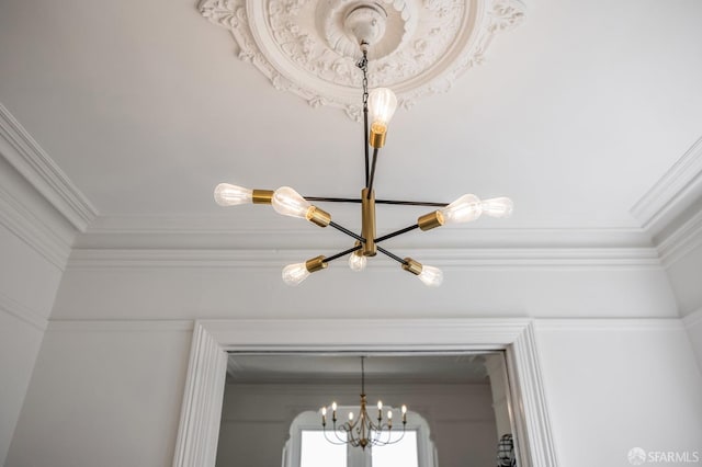 152-154 Ord St, San Francisco, CA 94114 - detailed view of a chandelier and crown molding