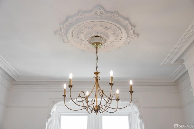 152-154 Ord St, San Francisco, CA 94114 - detailed view of a chandelier