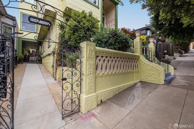 152-154 Ord St, San Francisco, CA 94114 - gate featuring fence