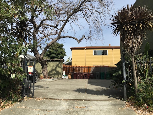 906 40th St, Oakland, CA 94608 - view of side of property