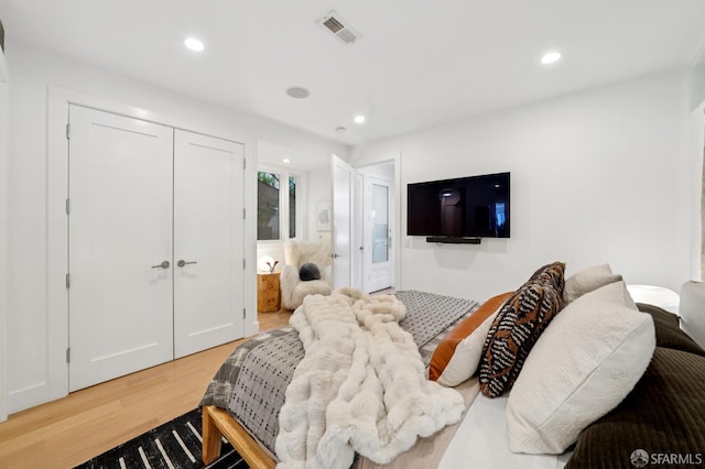 392 Corbett Ave, San Francisco, CA 94114 - bedroom featuring light wood-style flooring, recessed lighting, and a closet