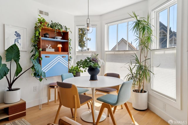 392 Corbett Ave, San Francisco, CA 94114 - dining area featuring plenty of natural light and light wood-style flooring