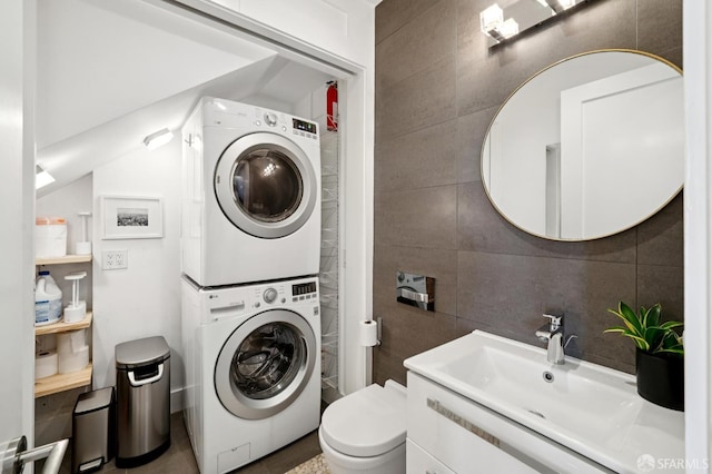 392 Corbett Ave, San Francisco, CA 94114 - washroom with tile walls and stacked washer / dryer