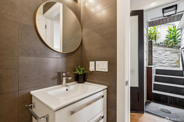 392 Corbett Ave, San Francisco, CA 94114 - bathroom featuring tile walls and vanity